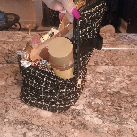 Luxury Custom Pamper Me Spa Women's Gift Basket - Picture 10 of 15